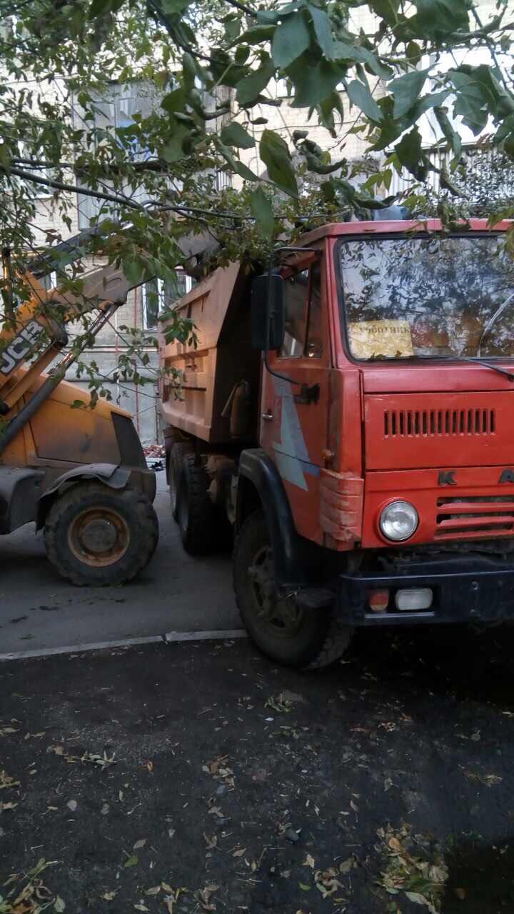 Вывоз мусора КамАЗ, уборка территории, Ленина 65